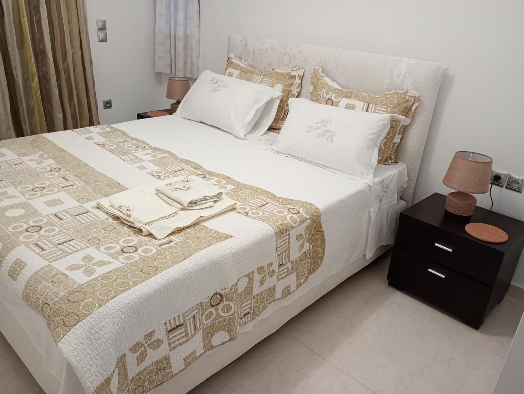 Coastal Garden Getaway Apartment Vari  Bagian luar foto